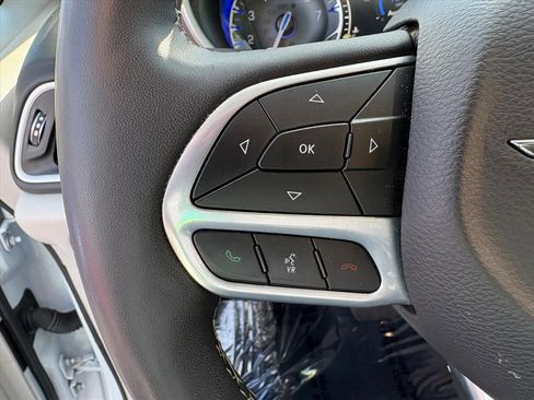 Used 2024 Chrysler Pacifica Touring-L image 14