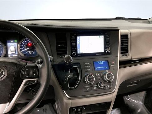Used 2019 Toyota Sienna XLE image 6