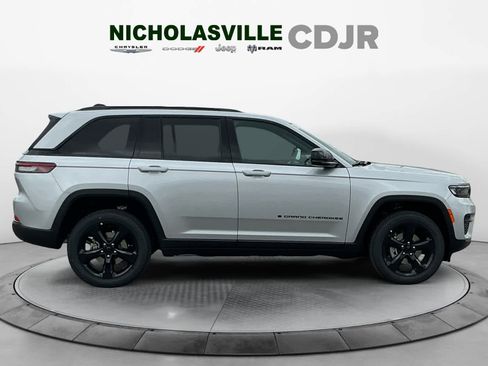 New 2025 Jeep Grand Cherokee Altitude image 7