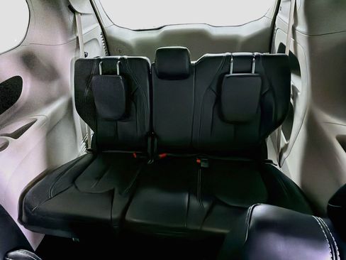 Used 2024 Chrysler Pacifica Touring-L FWD image 27