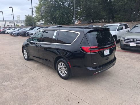 Used 2025 Chrysler Pacifica Select FWD image 8