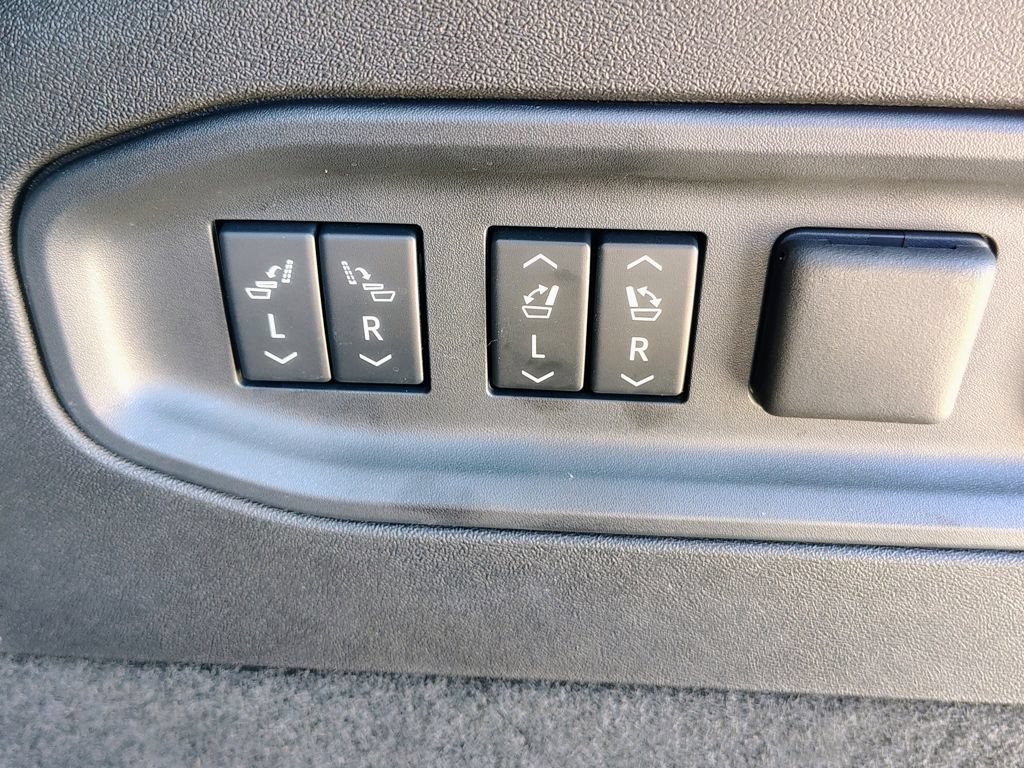 Used 2026 Cadillac Vistiq Sport w/ LPO, Floor Liner Package AWD/4WD image 17