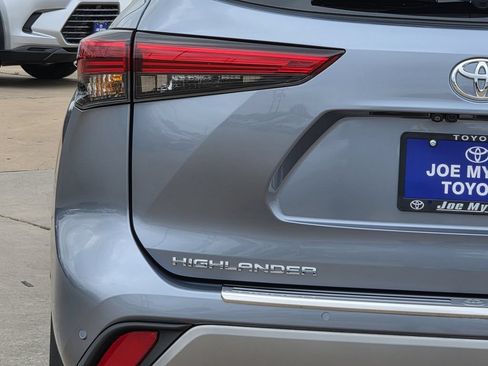 Used 2023 Toyota Highlander Platinum FWD image 10