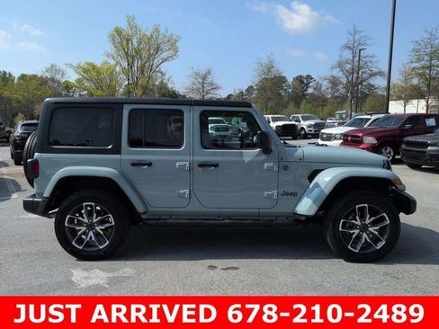 Used 2024 Jeep Wrangler Unlimited image 3