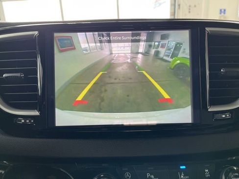 Certified 2025 Chrysler Pacifica Select image 21