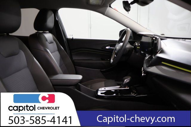 Used 2025 Chevrolet Trax LT FWD image 26