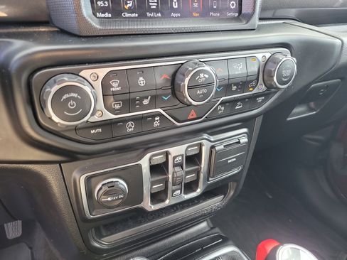 Used 2021 Jeep Wrangler Unlimited Sahara image 22