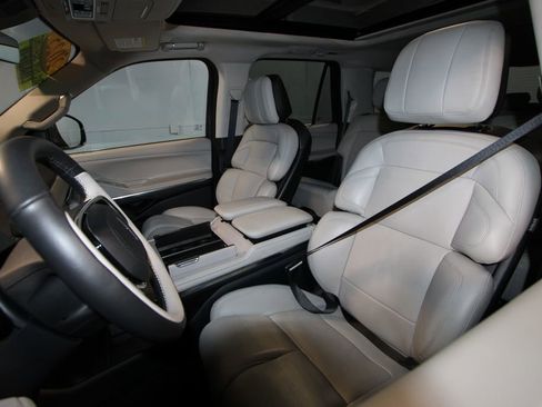Used 2025 Lincoln Navigator Reserve image 4