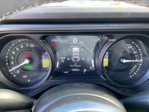 Used 2025 Jeep Wrangler Sahara image 13