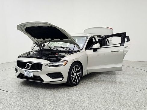 Used 2020 Volvo S60 T5 Momentum FWD image 9