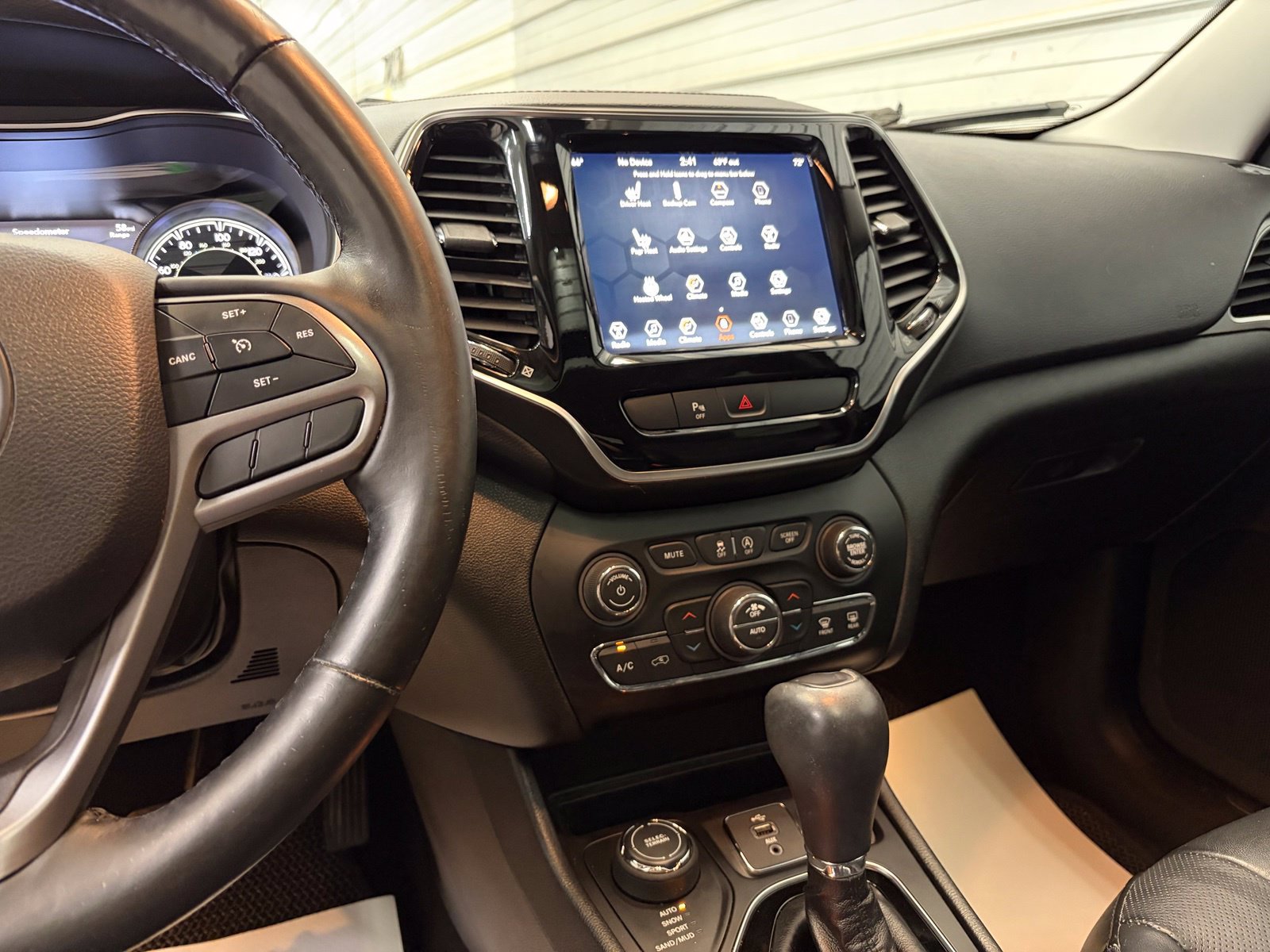 Used 2019 Jeep Cherokee Limited AWD/4WD image 18