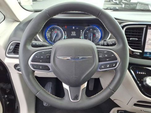 Used 2024 Chrysler Pacifica Touring-L image 19