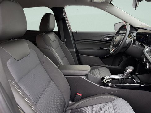 Used 2025 Chevrolet Trax LT w/ Driver Confidence Package image 33