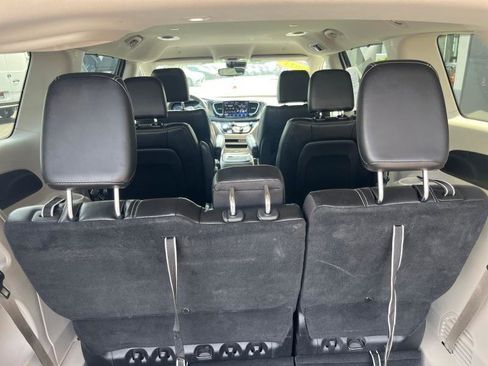 Used 2023 Chrysler Pacifica Touring-L image 13
