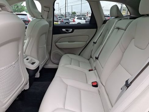 Certified 2023 Volvo XC60 B5 Core w/ Climate Package AWD/4WD image 11