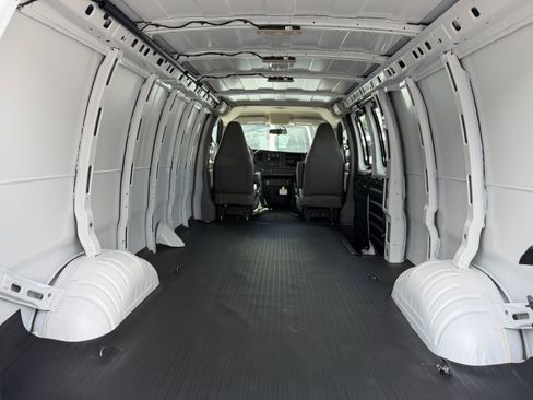 New 2026 Chevrolet Express 3500 Extended RWD image 25
