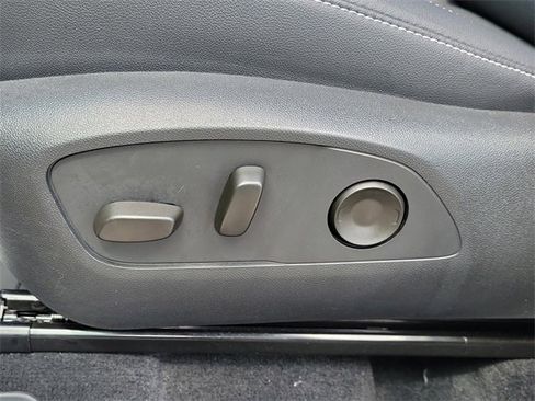 Used 2025 Chevrolet Traverse LT image 13