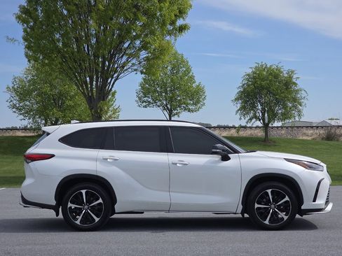 Used 2021 Toyota Highlander XSE AWD/4WD image 9