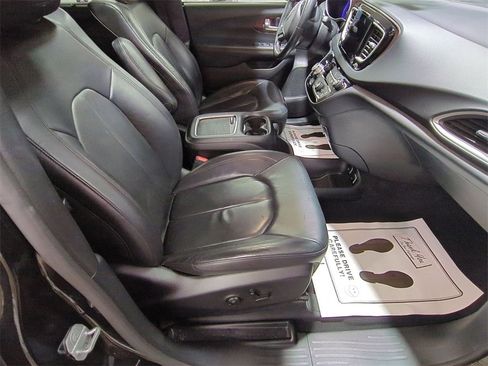 Used 2020 Chrysler Pacifica Touring-L image 33