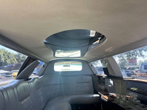 Used 1999 Lincoln Town Car Executive RWD image 17