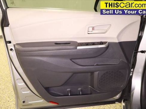 Used 2021 Toyota Sienna LE FWD image 33