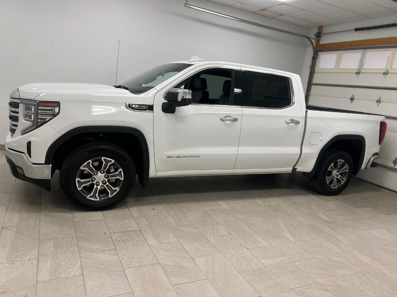 Used 2026 GMC Sierra 1500 SLT RWD image 2