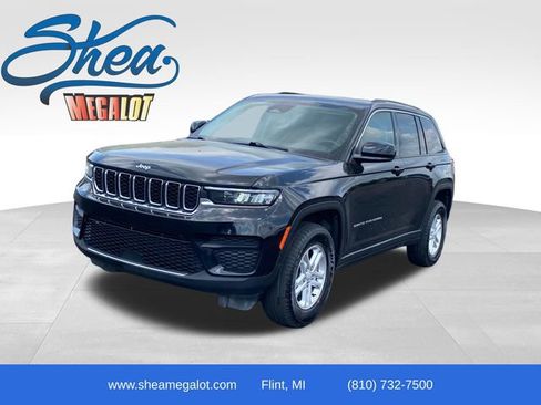 Used 2023 Jeep Grand Cherokee Laredo AWD/4WD image 1