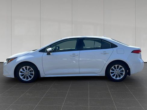 Used 2022 Toyota Corolla LE w/ LE Convenience Package image 2