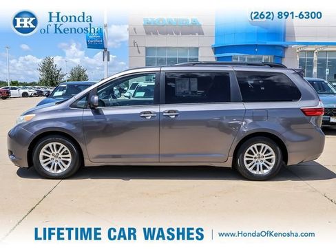 Used 2015 Toyota Sienna XLE FWD image 2