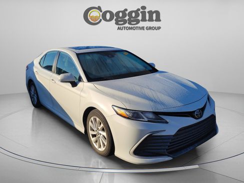 Used 2022 Toyota Camry LE image 9