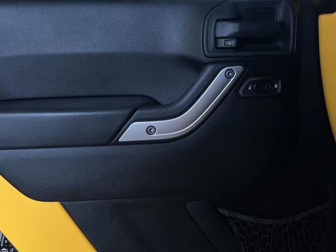 Used 2015 Jeep Wrangler Unlimited Rubicon w/ Connectivity Group image 41