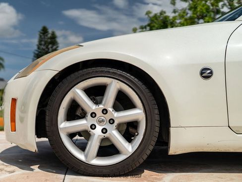 Used 2004 Nissan 350Z Touring w/ Cargo Convenience Pkg image 4