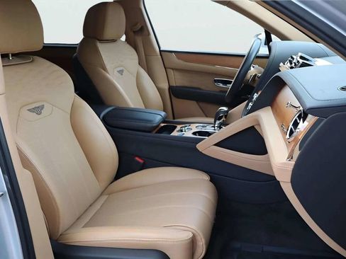 Used 2023 Bentley Bentayga Extended Wheelbase AWD/4WD image 14