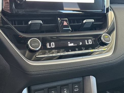 Used 2024 Toyota Corolla Cross XLE w/ Convenience Package FWD image 19