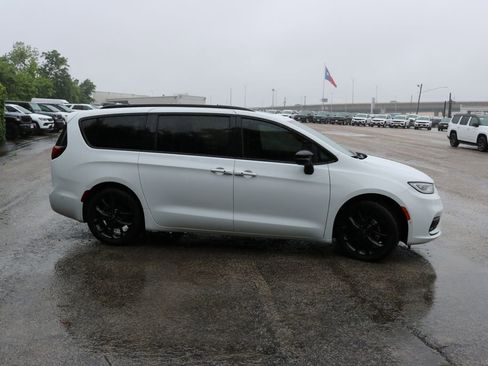 Used 2025 Chrysler Pacifica Limited image 6