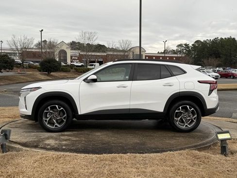 Used 2025 Chevrolet Trax LT w/ LT Convenience Package image 4