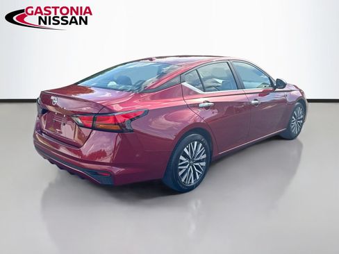 Used 2025 Nissan Altima 2.5 SV FWD image 9