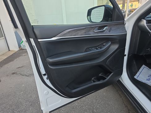 Used 2024 Jeep Grand Cherokee L Limited w/ Luxury Tech Group II image 17