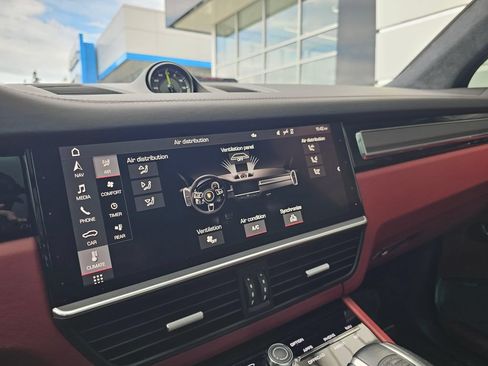 Used 2021 Porsche Cayenne Turbo S AWD/4WD image 29