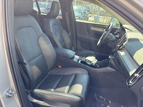 Used 2025 Volvo XC40 B5 Plus image 15