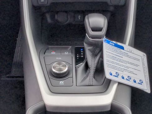 Used 2021 Toyota RAV4 XLE image 19