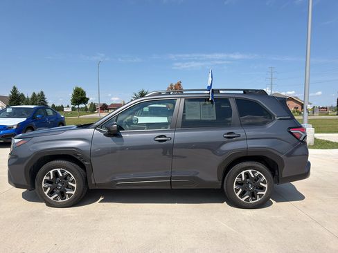 Used 2025 Subaru Forester Premium AWD/4WD image 1