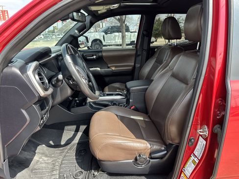 Used 2019 Toyota Tacoma Limited image 19