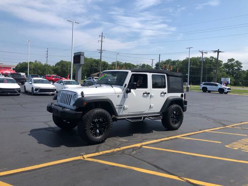 Used 2018 Jeep Wrangler Unlimited Sport S AWD/4WD image 4