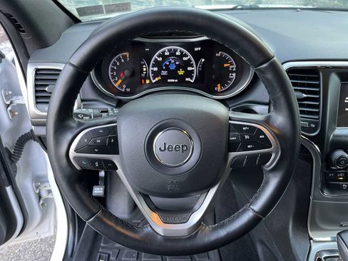 Used 2020 Jeep Grand Cherokee Laredo image 11