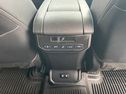 Used 2021 Toyota Highlander XLE AWD/4WD image 35