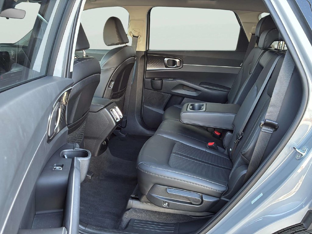 Used 2025 Kia Sorento S AWD/4WD image 28