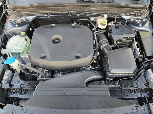 Used 2022 Volvo XC40 T5 Momentum w/ Premium Package image 35