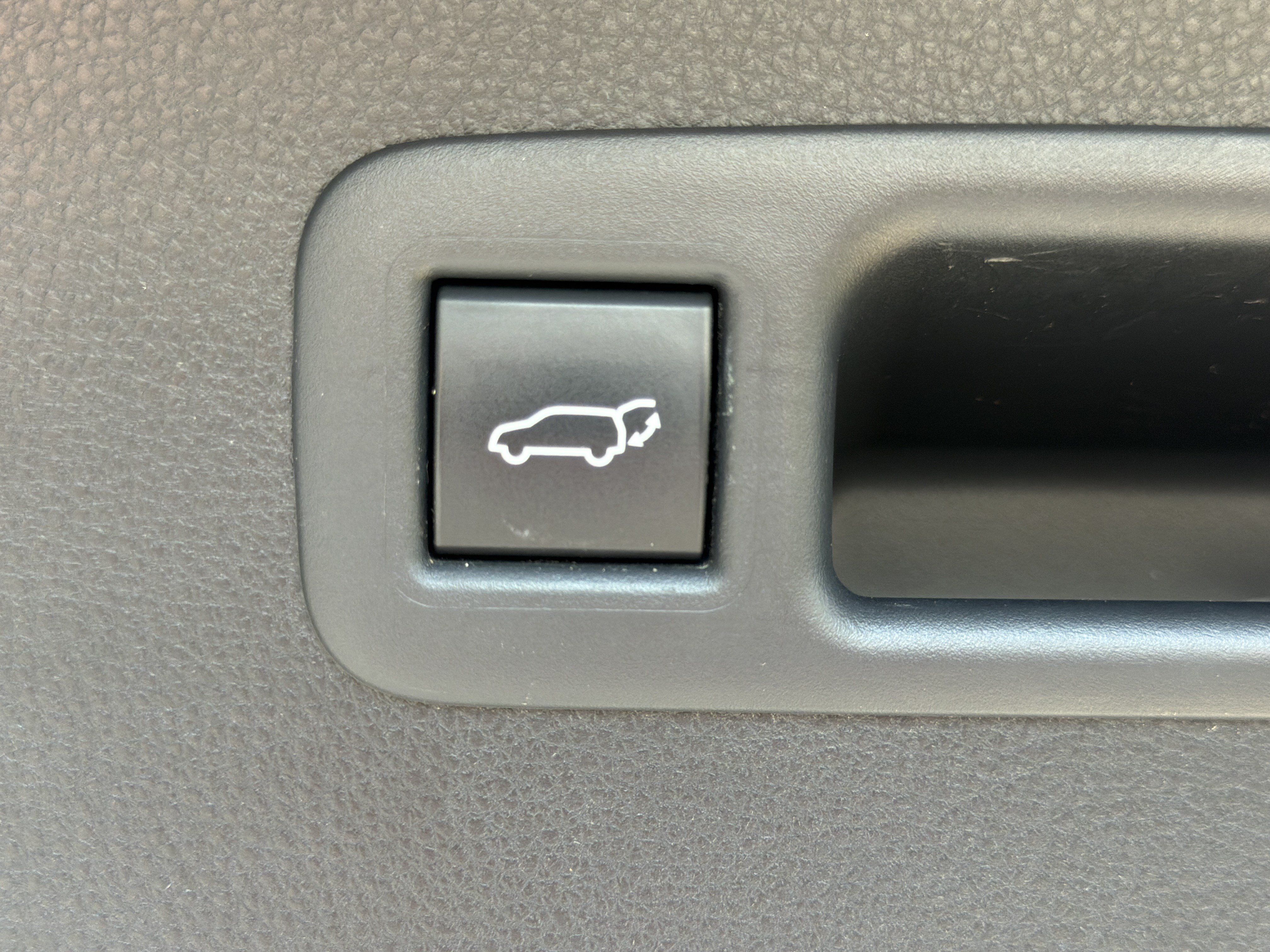 Used 2020 Toyota Highlander XLE FWD image 19