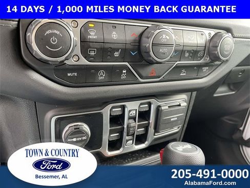 Used 2025 Jeep Wrangler Sahara image 25